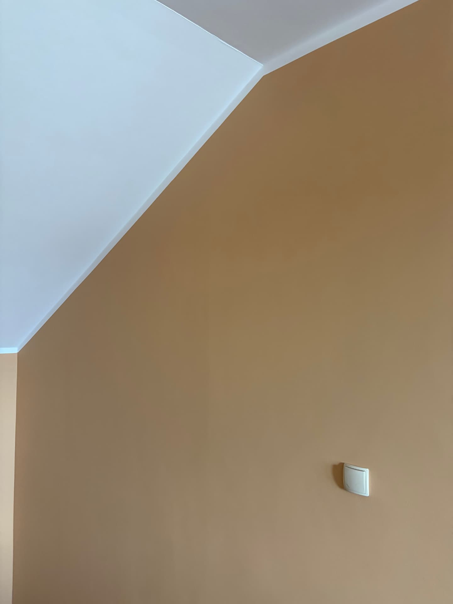 Malowanie ścian i sufitu na skosie — realizacja Masterwalls