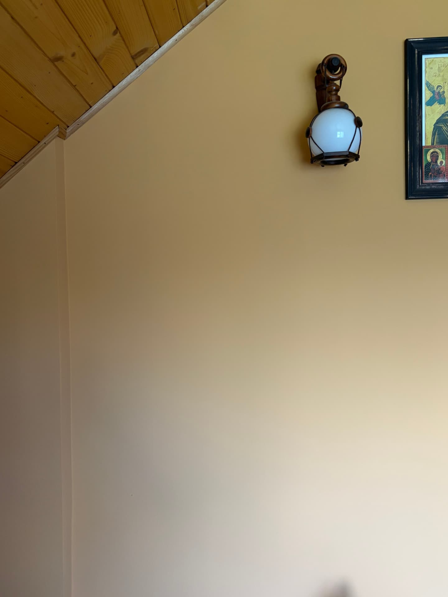 Malowanie pomieszczenia z drewnianym sufitem — realizacja Masterwalls