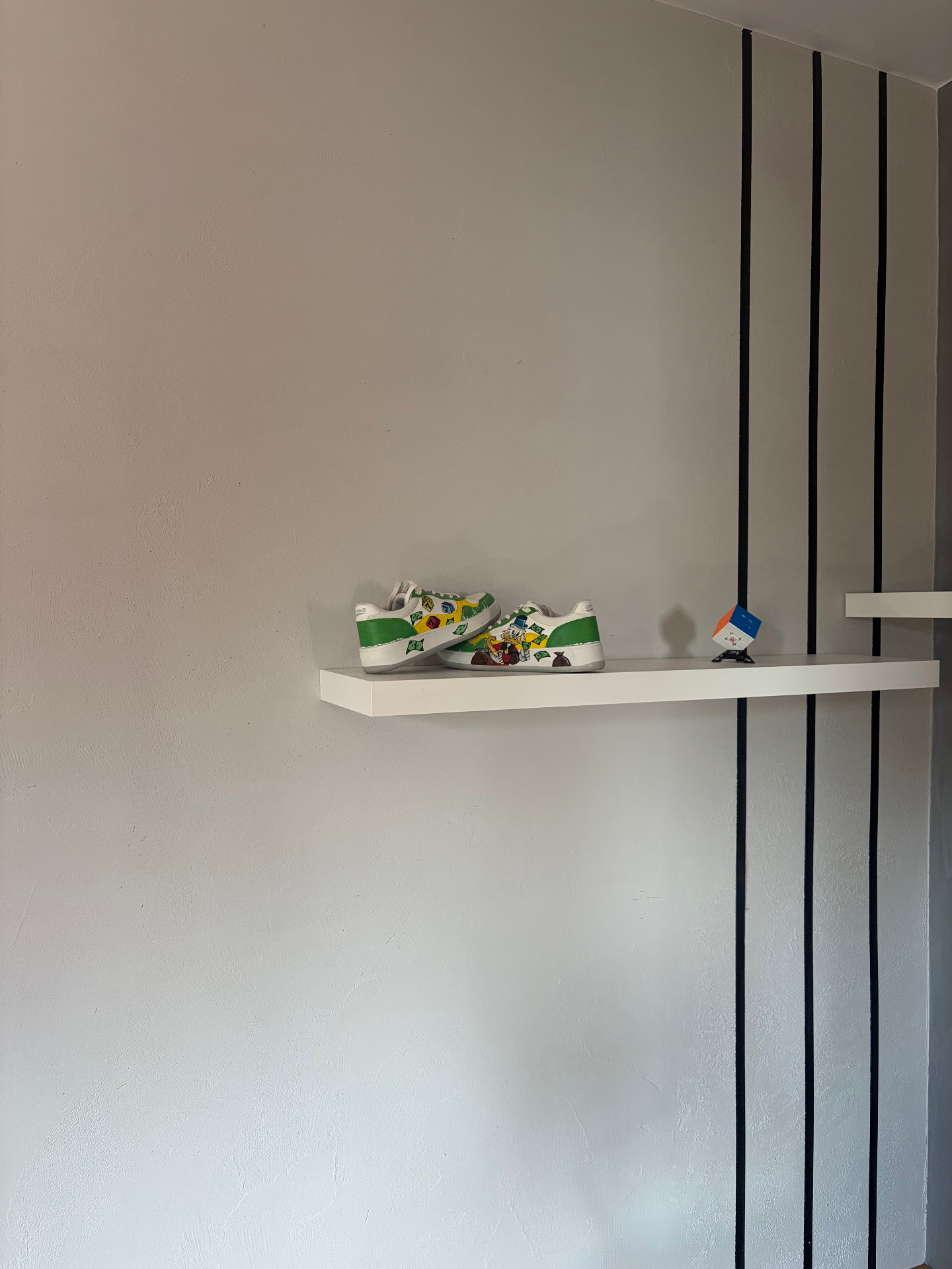 Beton architektoniczny — detal z półką